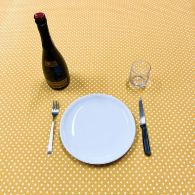 Tessuto multiuso con pois bianchi su giallo ambra 6