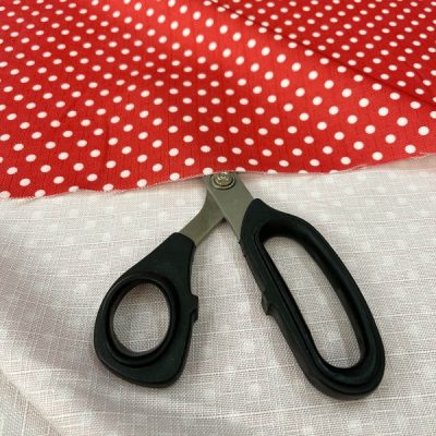 Tessuto multiuso con pois bianchi su rosso lampone 3