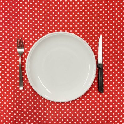 Tessuto multiuso con pois bianchi su rosso lampone 6