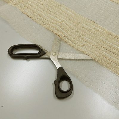 Tessuto organza a righe coup&egrave; oro bianco e oro 1