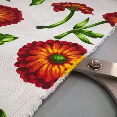 Tessuto per tovaglie panama di cotone con fiori grandi girasoli al metro rossi e arancioni forbice