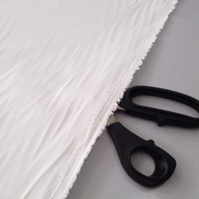 Tessuto per abiti in cotone rasato bianco 1