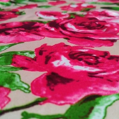 Raso a fantasia floreale colori accesi bianco fucsia e verde 2