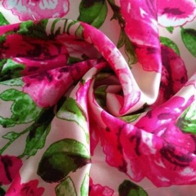 Raso a fantasia floreale colori accesi bianco fucsia e verde 3