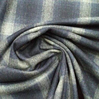 Tessuto per abiti e cappotti al metro motivo a quadri blu bianco arricciato