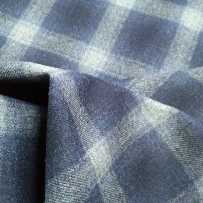 Tessuto per abiti e cappotti a pannetto con motivo a quadri bianco blu dettaglio