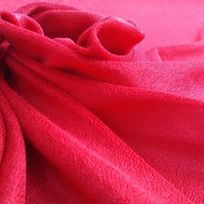 Tessuto in ciniglia cangiante per abiti al metro rosso lampone arricciato 2