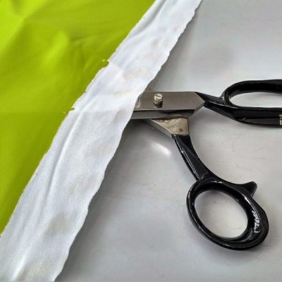 Tessuto per abiti impermeabile simil ecopelle verde lime 4