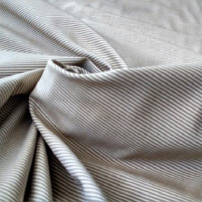 Tessuto cotone per abiti fantasia a righe bianco e tortora scuro al metro arricciato