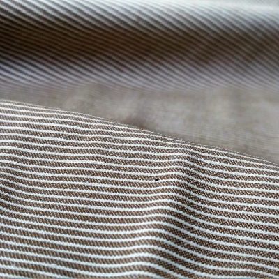 Tessuto cotone per abiti fantasia a righe bianco e tortora scuro al metro dettaglio 2