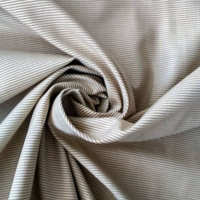 Tessuto cotone per abiti fantasia a righe bianco e tortora scuro al metro arricciato 2