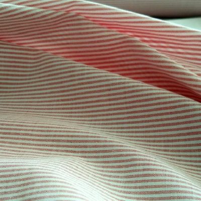 Tessuto per abiti in cotone fantasia righe piccole rosse bianche 1