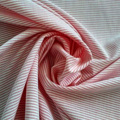 Tessuto per abiti in cotone fantasia righe piccole rosse bianche arricciato 1