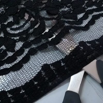 Tessuto per abbigliamento in pizzo floreale nero 4 forbice trasparenza