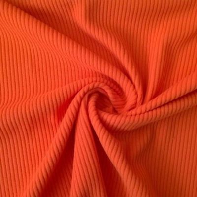 Tessuto per abiti in spugna arancione acceso al metro dettaglio arricciato