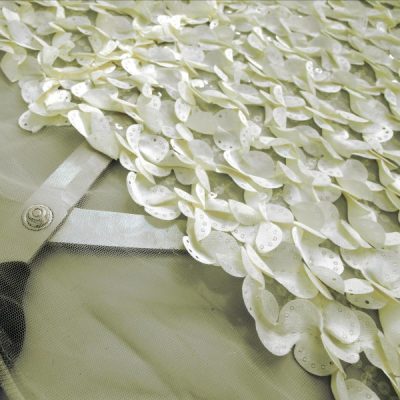 Tessuto per abiti in pizzo con applicazioni di petali di raso bianco naturale 1