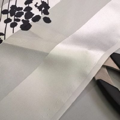 Raso di seta da abbigliamento motivo dalmata bianco nero al metro forbice trasparenza 4