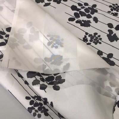 Raso di seta da abbigliamento motivo dalmata bianco nero al metro piega 5