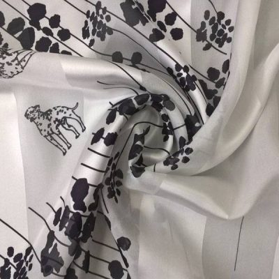 Raso di seta da abbigliamento motivo dalmata bianco nero al metro 1