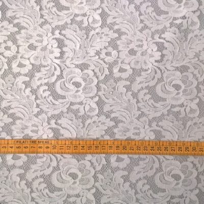 Tessuto per abito in pizzo elasticizzato motivo floreale bianco 3