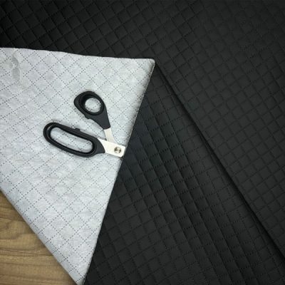 Tessuto trapuntato in ecopelle a rombi piccoli - nero Alt.140cm