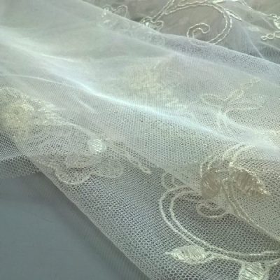 tessuto in tulle ricamato per tende floreale avorio al metro dettaglio 1