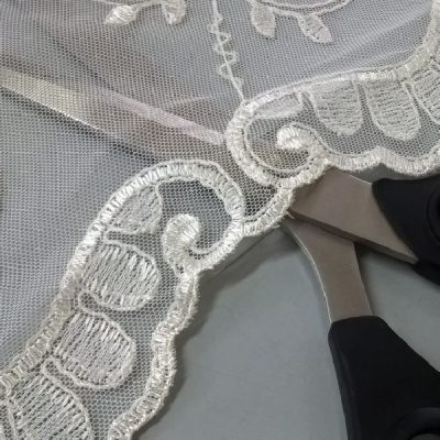 tessuto in tulle ricamato per tende floreale avorio al metro dettaglio forbice 1