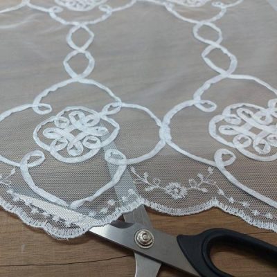 tessuto per tende in tulle ricamato bianco al metro con forbice trasparenza 1