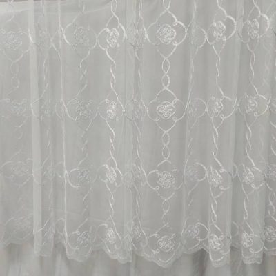 tessuto per tende in tulle ricamato bianco al metro trasparenza appesa con sfondo bianco 1