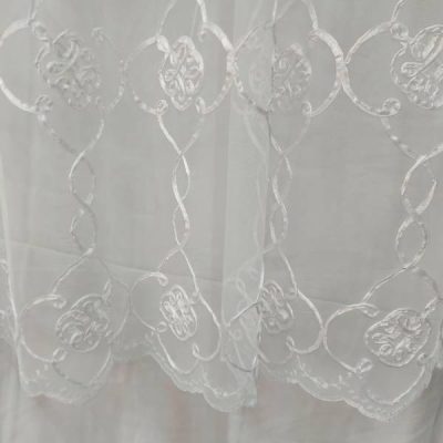 tessuto per tende in tulle ricamato bianco al metro trasparenza appesa con sfondo bianco 1