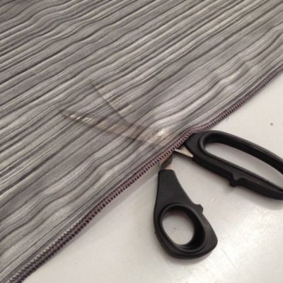 Tende con motivo a righe grigio e nero 1