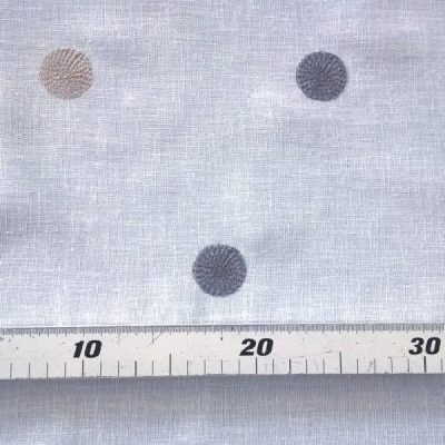 Tessuto per tende motivo a pois ricamati grigio e tortora bianco 4