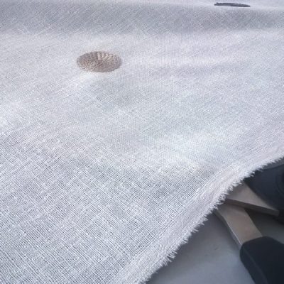 Tessuto per tende motivo a pois ricamati grigio e tortora bianco 3