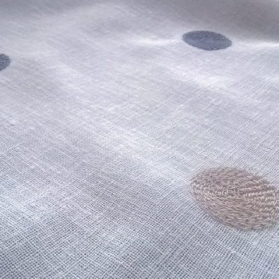 Tessuto per tende motivo a pois ricamati grigio e tortora bianco 1