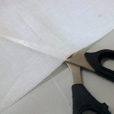 Tessuto per tende bianco fiammato con fili lucidi catene al metro 3 forbici