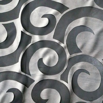 Tessuto per tende elegante motivo a spirali grigio e bianco dettaglio 1