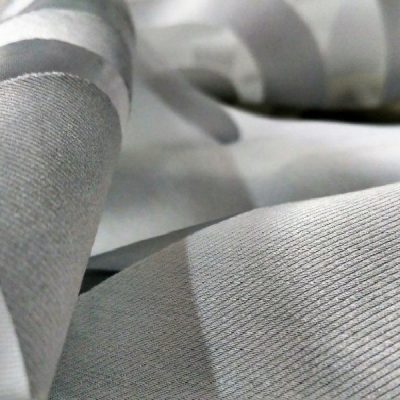 Tessuto per tende elegante motivo a spirali grigio e bianco dettaglio 2