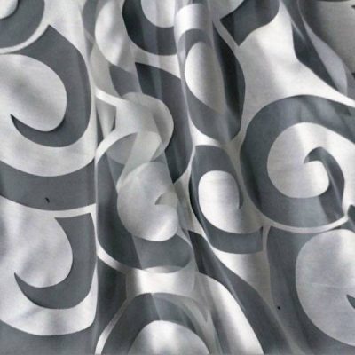Tessuto per tende elegante motivo a spirali grigio e bianco dettaglio 3