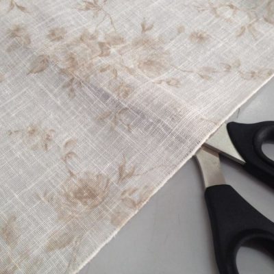 Tessuto per tende misto lino floreale bianco tortora scuro dettaglio forbice trasparenza