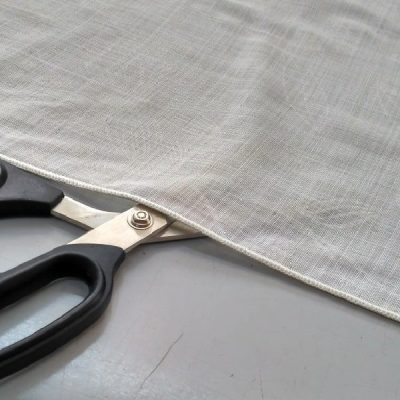 Tessuto lino per tende chic romantico con fantasia floreale colore bianco al metro forbice