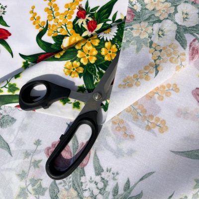 Tessuto per tovaglie plastificato fantasia floreale bottaro sfondo bianco al metro con forbice 2