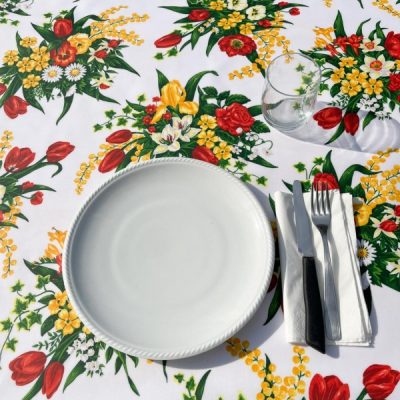 Tessuto per tovaglie plastificato fantasia floreale bottaro sfondo bianco al metro apparecchiato 1