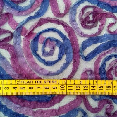 Pizzo elastico per abbigliamento con fantasia a spirali viola 2