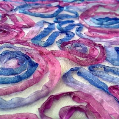 Pizzo elastico per abbigliamento con fantasia a spirali viola 1