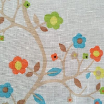 Tessuto per tende con fantasia multicolor floreale rustica su bianco al metro 1