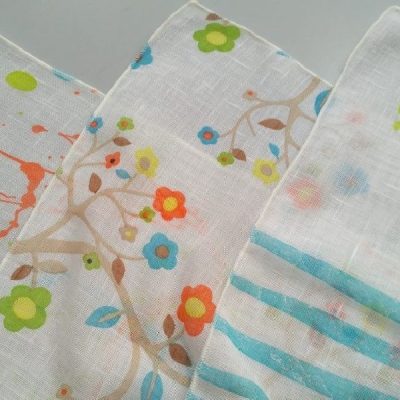 Galleria Tessuto per tende con fantasie multicolor rustiche su bianco al metro tre fantasie