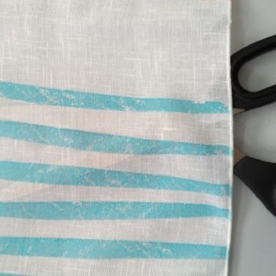 Tessuto per tende con fantasia multicolor rustica su bianco al metro forbice trasparenza