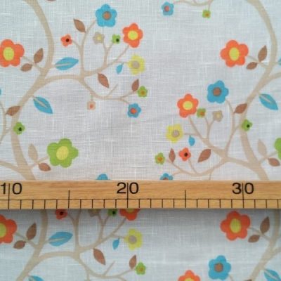 Tessuto per tende con fantasia multicolor floreale rustica su bianco al metro riga