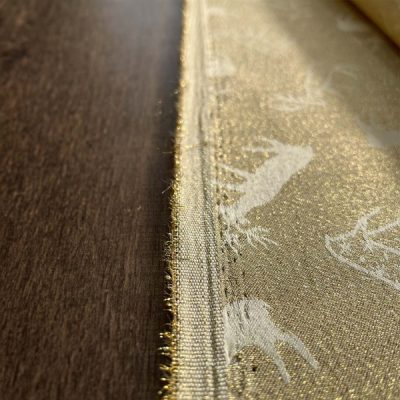 Tessuto per tovaglia runner con renne in lurex oro antico argento al metro dettaglio