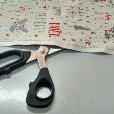 Tovagliato natalizio con scritte bianco grigio e rosso 3